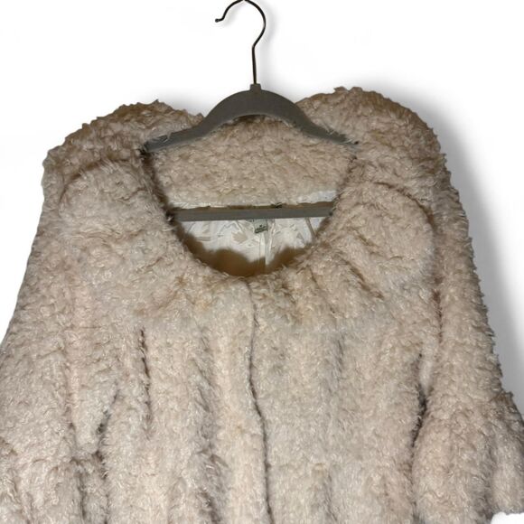 Carolyn Taylor Off White “Veil” Fluffy Jacket NWT Size Med - Picture 2 of 6